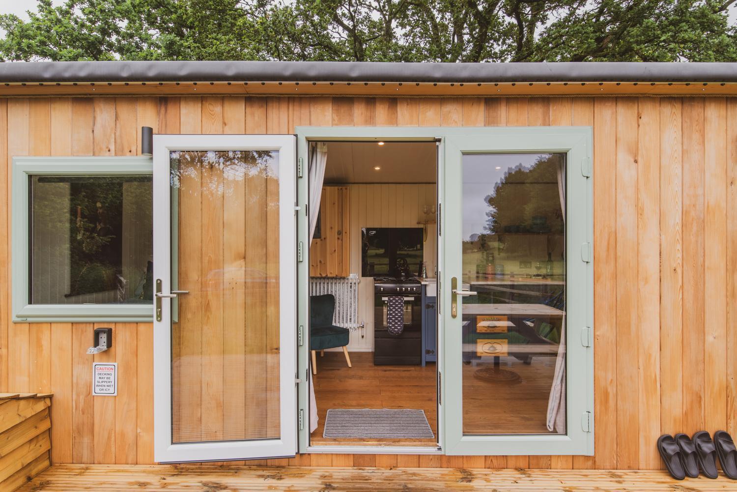 Hidden Wood Glamping And The Hideaway Cabin Warminster Exterior foto