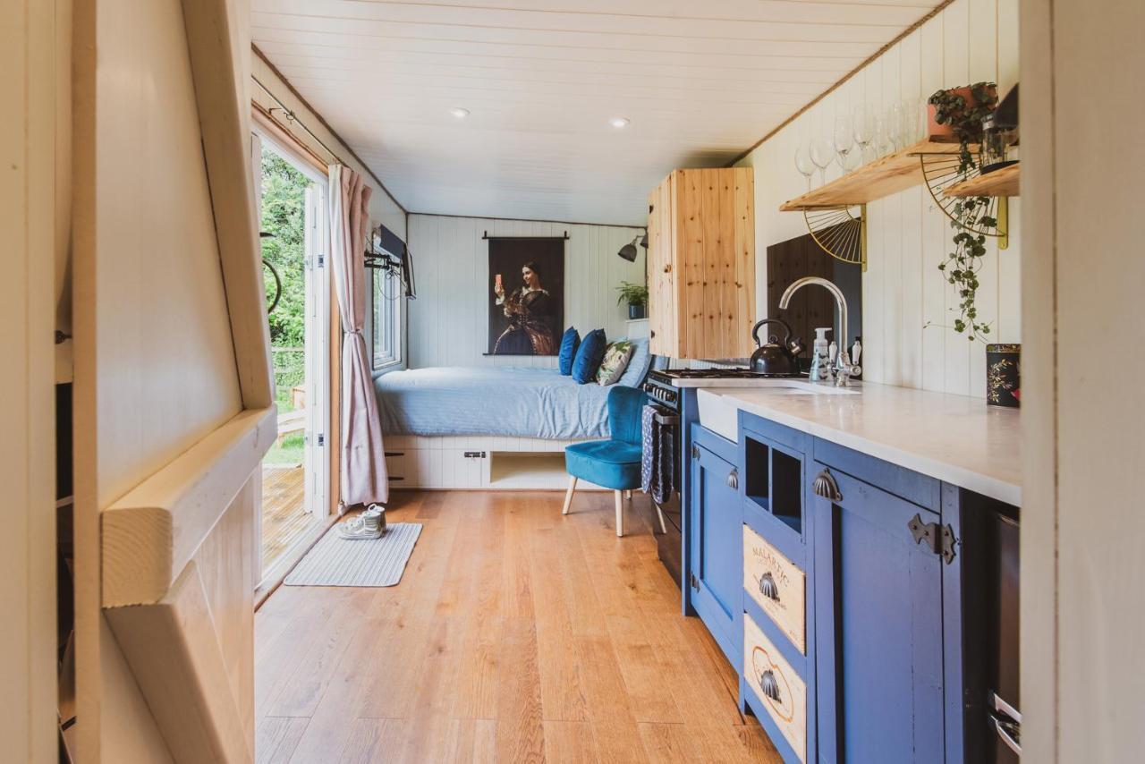 Hidden Wood Glamping And The Hideaway Cabin Warminster Exterior foto